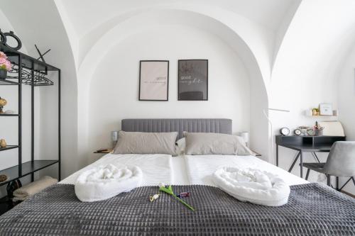 a bedroom with a bed with two towels on it at Tranquil Wachau Escape - 45m2 with Outdoor Terrace in Mautern