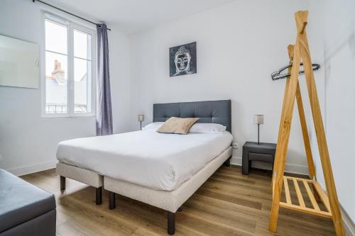 a bedroom with a large bed and a ladder at Petit coin de nature au coeur de Tours in Tours