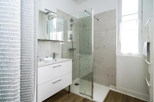 a bathroom with a sink and a shower at Petit coin de nature au coeur de Tours in Tours