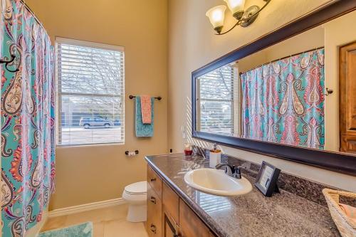 Un baño de Sunlit Oasis Escape