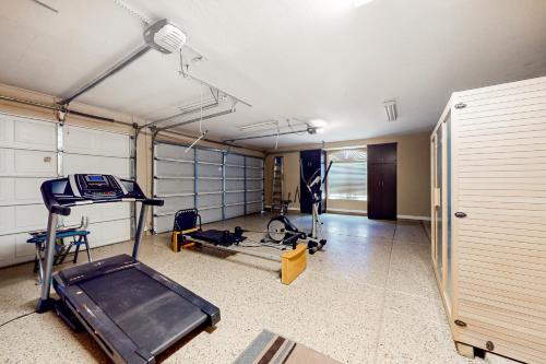 Gimnasio o equipo deportivo en Sunlit Oasis Escape