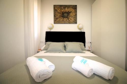 Voodi või voodid majutusasutuse Charming Seaside Apartment in Barceloneta, Renovated with Stunning Sea Views toas