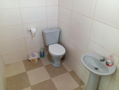 La salle de bains est pourvue de toilettes et d'un lavabo. dans l'établissement Casa Bela Vista, à Socorro