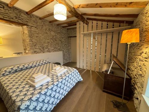 een slaapkamer met een bed met handdoeken erop bij Villa Patrizia Pietrasanta in Pietrasanta