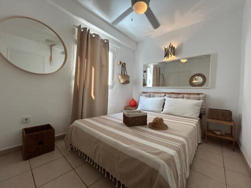 een slaapkamer met een groot bed en een spiegel bij Es Pujols Vista Mare in Es Pujols