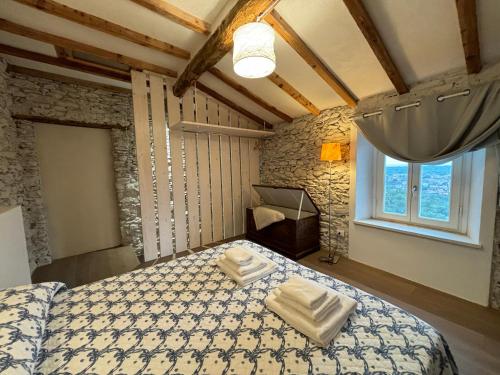 ein Schlafzimmer mit einem Bett mit zwei Handtüchern darauf in der Unterkunft Villa Patrizia Pietrasanta in Pietrasanta
