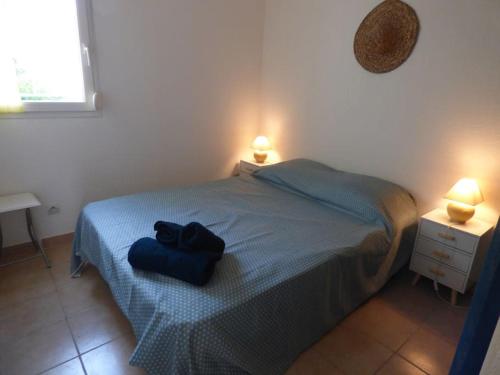 - une chambre avec un lit bleu et 2 tables de nuit dans l'établissement 