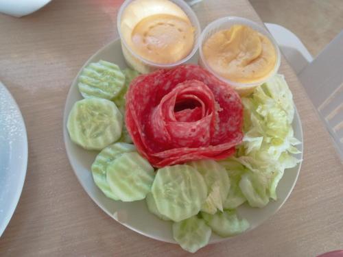 un piatto di alimenti con lattuga, pomodori e salse di Vale & Frans a Monopoli