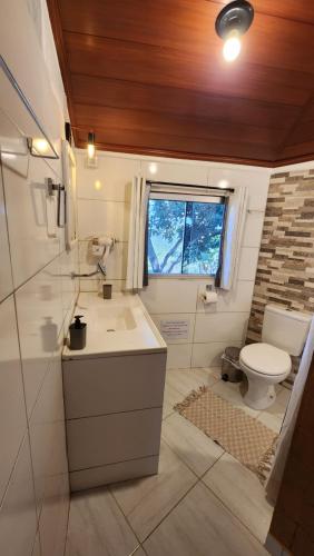 Baño pequeño con aseo y lavamanos en Bangalôs Canto da Coruja en Sao Jorge