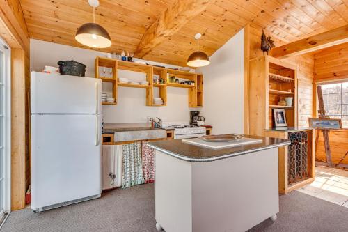 Η κουζίνα ή μικρή κουζίνα στο Peaceful Wells Retreat with Deck and Water Views