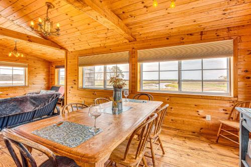 Φωτογραφία από το άλμπουμ του Peaceful Wells Retreat with Deck and Water Views σε Wells