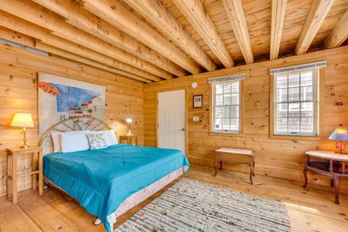 Ένα ή περισσότερα κρεβάτια σε δωμάτιο στο Peaceful Wells Retreat with Deck and Water Views