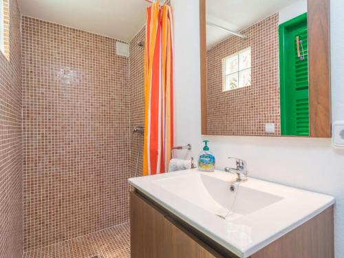 bagno con lavandino e doccia di Casa Tradicional Can Picafort - Apartment In Can Picafort Free Wifi a Can Picafort