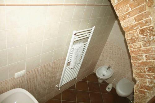 un piccolo bagno con servizi igienici e lavandino di Agriturismo La Torretta - apt 4rooms with exclusive pool a Siena