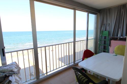 クリェラにあるVacansis,com Cabañalのビーチの景色を望むバルコニー付きの客室です。