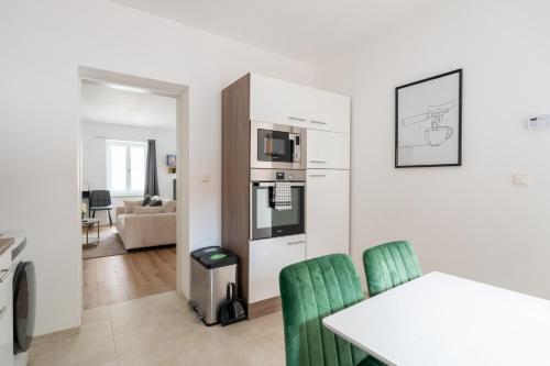 uma cozinha e sala de estar com mesa e cadeiras em Mautern Oasis / 50m² / Comfortable with Terrace em Mautern