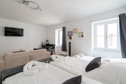 um quarto com 2 camas e toalhas em Mautern Oasis / 50m² / Comfortable with Terrace em Mautern