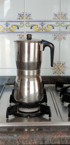 a tea kettle on top of a stove at Vacansis Habitaciones Privada en una Villa a un paso del Mar en Cullera in Cullera