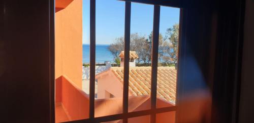 an open window with a view of the ocean at Vacansis Habitaciones Privada en una Villa a un paso del Mar en Cullera in Cullera