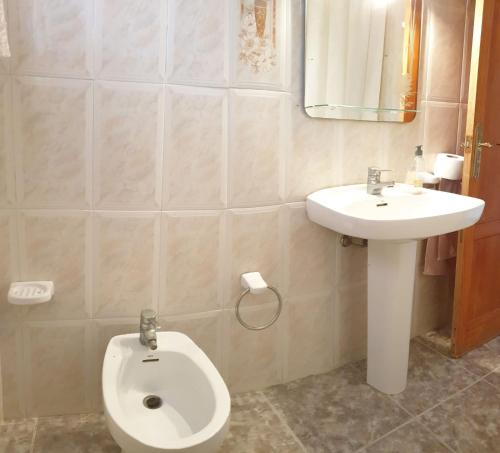 a bathroom with a toilet and a sink at Vacansis Habitaciones Privada en una Villa a un paso del Mar en Cullera in Cullera