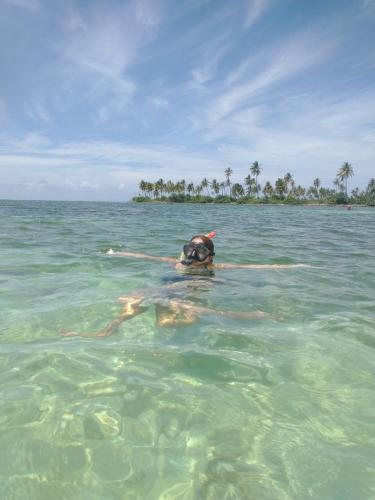 Quédate Aquí في لاس غاليراس: كلب يسبح في مياه المحيط