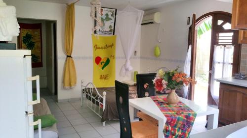 Una cocina o zona de cocina en Studio charmant au Moule avec jardin de 35 m² et barbecue