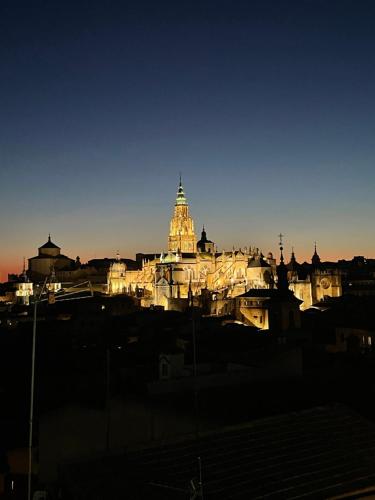 een uitzicht op een stad in de nacht met een gebouw bij Casón De Los López Apartments in Toledo