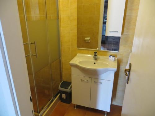 Kúpeľňa v ubytovaní Apartments Makjanić