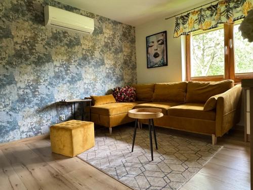 耶萊尼亞古拉的住宿－Domek pod Świerkami，客厅配有沙发和桌子