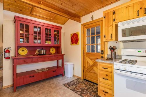 Η κουζίνα ή μικρή κουζίνα στο Place to Call Home - Cabin INSIDE Yosemite - Dog Friendly