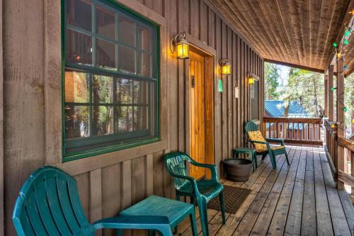 Χώρος καθιστικού στο Place to Call Home - Cabin INSIDE Yosemite - Dog Friendly