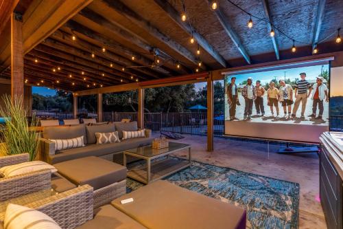 Mountain Elegance w/ pool, spa, projectorにあるテレビまたはエンターテインメントセンター