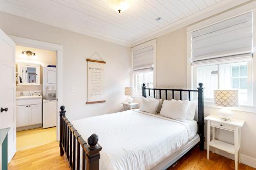 Un dormitorio con una cama grande y una cocina. en Yarmouth Yacht Club, en Pacific Beach