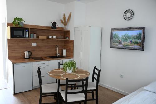 a kitchen and dining room with a table and chairs at STUDIO APARTMANI IZVOR in Blagaj