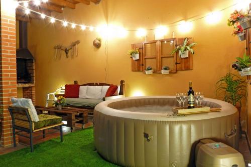 Habitación con bañera grande en el centro de la habitación en Casas Rurales Florentino, en Robledillo