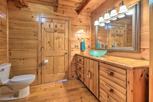 Un baño con inodoro, lavabo y espejo. en 22-Acre Home on Bourbon Trail with Sunroom!, en Coxs Creek