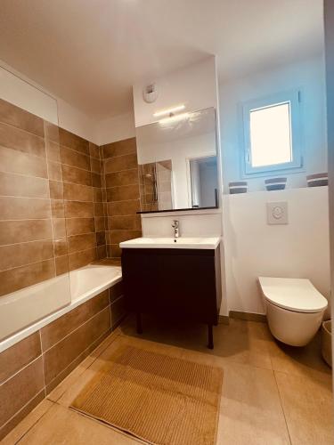 une salle de bain avec un lavabo, une baignoire et des toilettes dans l'établissement Maison Golfe de Saint Tropez, à Sainte-Maxime