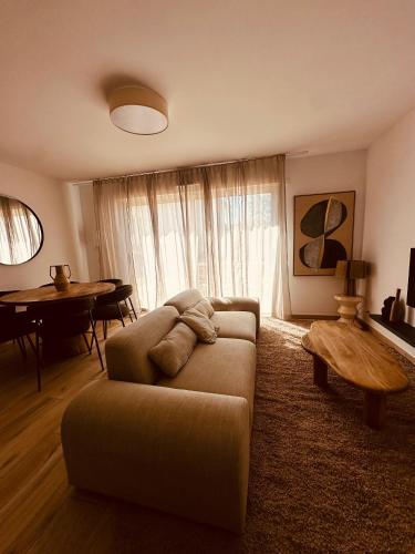 un salon avec un canapé et une table dans l'établissement Maison Golfe de Saint Tropez, à Sainte-Maxime