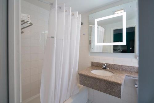 y baño con lavabo y espejo. en Inn On Grove, en San Francisco