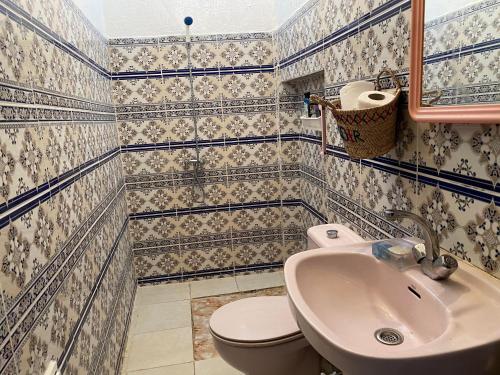 La salle de bains est pourvue de toilettes et d'un lavabo. dans l'établissement Red Carpet Surf Camp, à Tamraght Ouzdar