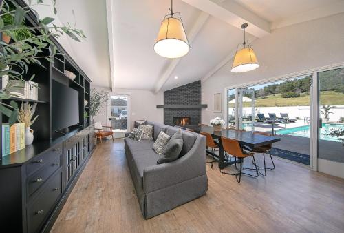 - un salon avec un canapé et une table dans l'établissement Fireside Inn on Moonstone Beach, à Cambria
