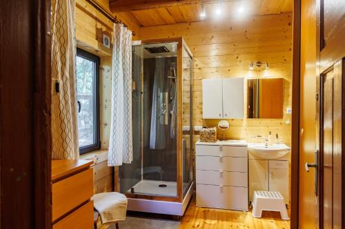 W łazience znajduje się prysznic i umywalka. w obiekcie Frono nad Bugiem - dom na wynajem w mieście Sarnaki