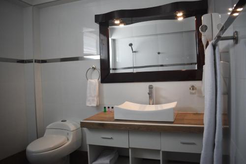 Un baño de InkaOcean Hotel