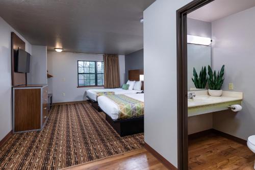 ein Hotelzimmer mit einem Bett und einem Waschbecken in der Unterkunft Extended Stay Airport in Green Bay