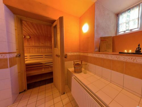 La salle de bains est pourvue d'une baignoire, d'un lavabo et d'une fenêtre. dans l'établissement Romantik Hotel Gutshaus Ludorf, à Ludorf