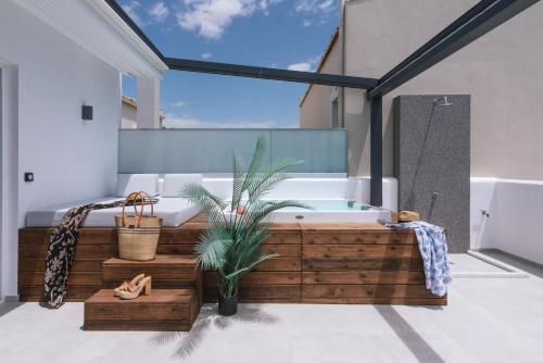 y baño con bañera. en Iceberg Suite with Jacuzzi, en Kalamaki