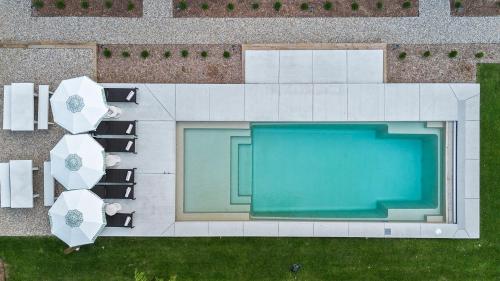 an overhead view of a swimming pool and lounge chairs at The Townie Cottages - All Units in Union Pier
