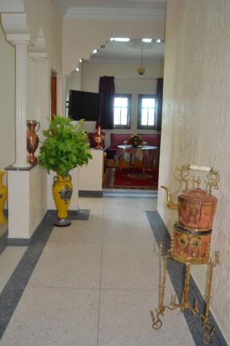 a hallway with a room with a vase on a table at Résidence Ayour in Ouarzazate