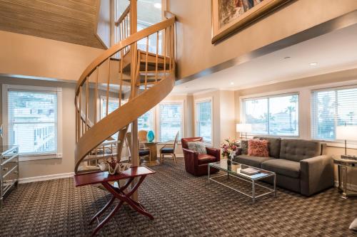 a living room with a spiral staircase in a house at Glenmore Plaza Hotel in Avalon