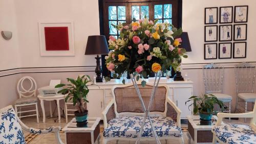 a room with a table with a large bouquet of flowers at Villa Octavia in Mérida